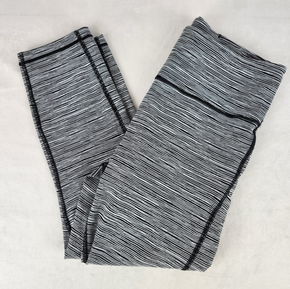 Athleta Ultimate Linear‎ Lines Capri Leggings (531307) Black, White - Small